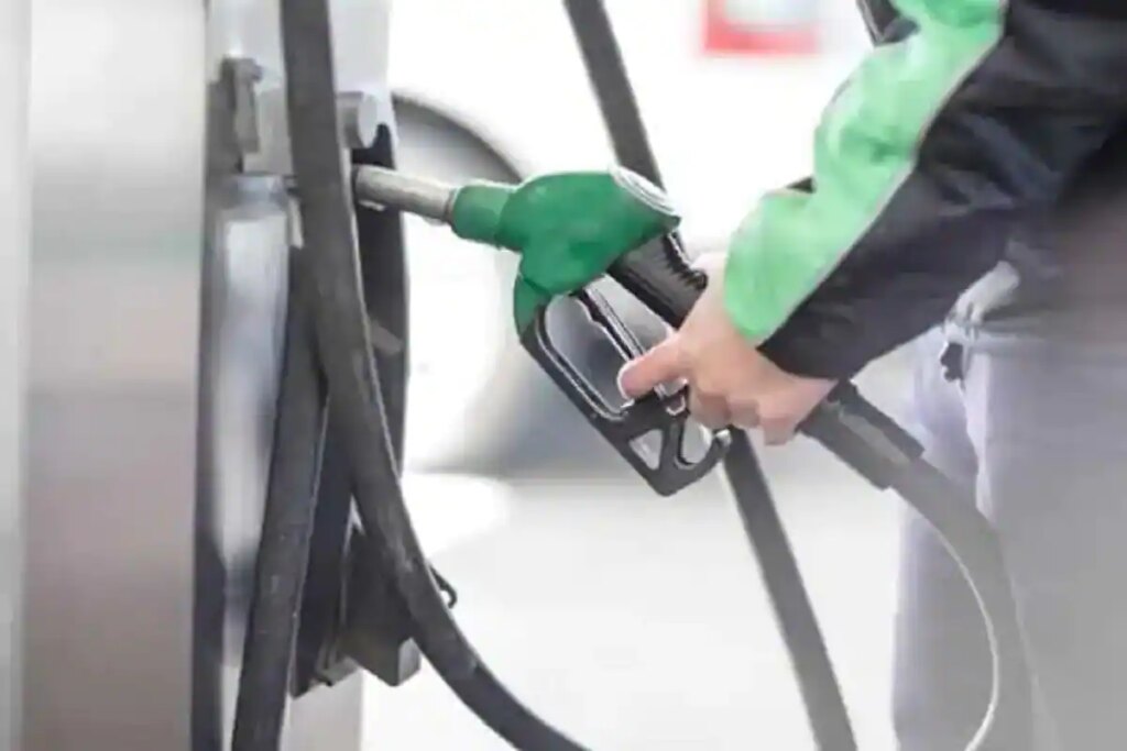 Petrol, Diesel Price To Rise? Fuel Retailers Raise Red Flag Over Oil Prices