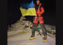 Russian Climber Waves Ukraine Flag Atop Mount Everest. Video Surfaces