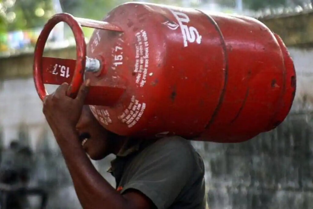 Domestic LPG Price Gets Costlier, 19-kg Commercial Cylinder Gets Cheaper; Check Rates in Your City